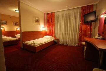 Фото номера Трехместный номер Отель Hotel Orion г. Сосновец 3